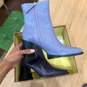 Gorgeous two toned alohas boots